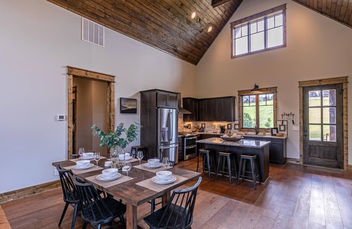 Elk Park Cabin | Olive and Georgias at Eagles Nest - hot tub, pets