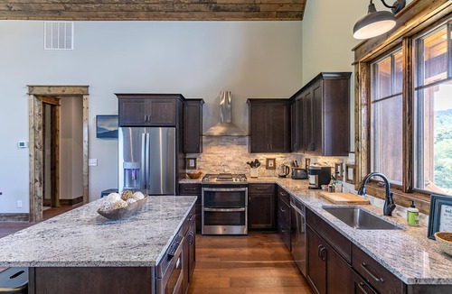 Elk Park Cabin | Olive and Georgias at Eagles Nest - hot tub, pets