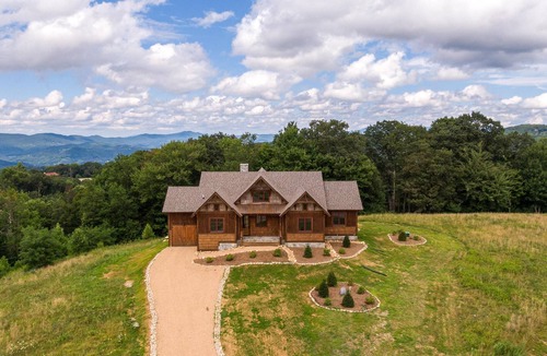 Elk Park Cabin | Olive and Georgias at Eagles Nest - hot tub, pets