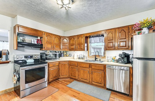 Mize House | On 220 Acres! Hot Tub Haven in West Liberty