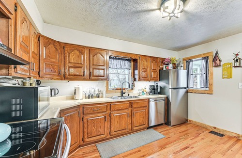 Mize House | On 220 Acres! Hot Tub Haven in West Liberty