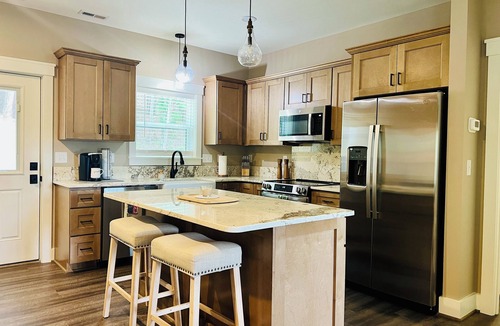 West Jefferson House | Our Cozy Escape - Custom Build 2025, River Access, Wooded Privacy, 4 Smart TV's, Wifi, Corn Hole