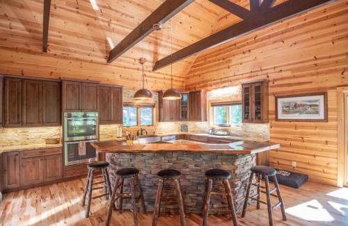 Lansing House | Our Place to Paws 4 Bd Lux Blue Ridge Mnt Cabin