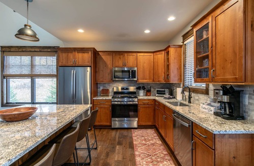 Elk Park House | Overlook Nook at Eagles Nest - Custom home with hot tub and short walk to Eagles Nest Winery!