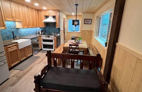 Seward Ski Chalet | Oz Lodge: Tiehacker Chalet.