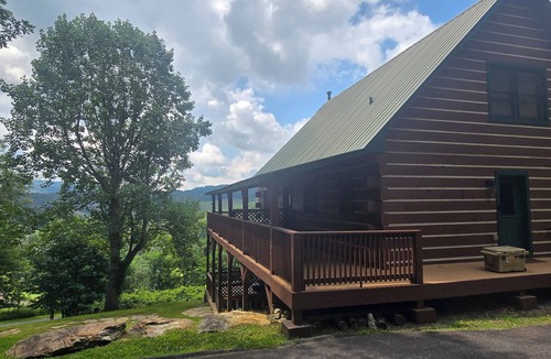 Ashe County Cabin | Paradise in the Mountains! Charming 3-bedroom cabin with amazing views!
