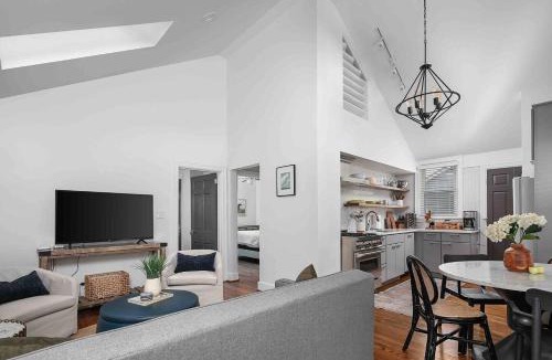 Lexington House | Parkview Cottage | Walkable to Food, Shops, Pool
