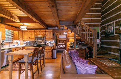 Fleetwood Cabin | Peaceful 2BR Cabin near Boone w/Hot Tub Fire Pit!