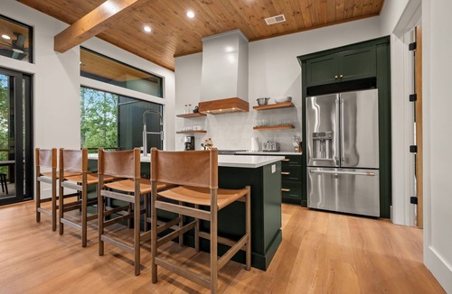 Mill Spring House | Peaceful Lake Front Retreat: Sleeps 14, Pet & Family Friendly Near TIEC