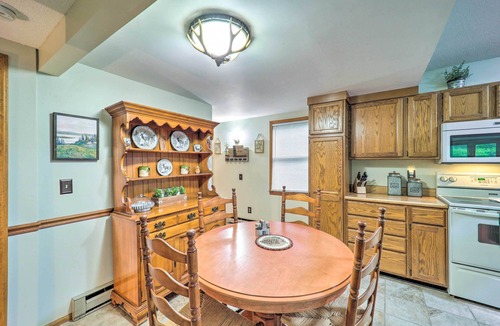 Newland Cottage | Peaceful Newland Family Cottage w/2 Decks!