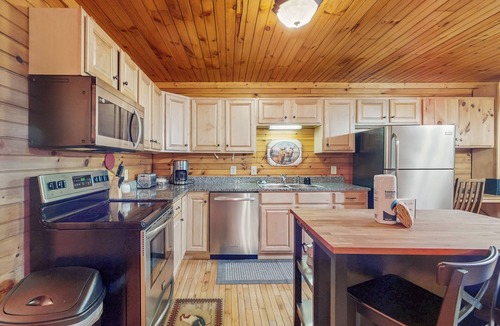 Elk Park Cabin | Peaceful Retreat with outdoor deck, pool table and hot tub