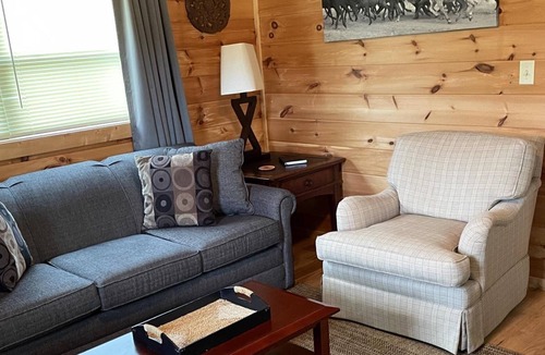 Tryon Cabin | Peaceful surroundings in lovely cabin near wineries!