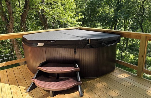 Ijamsville Cottage | Peaceful Treehouse with Private Hot Tub