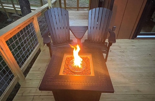 Ijamsville Cottage | Peaceful Treehouse with Private Hot Tub