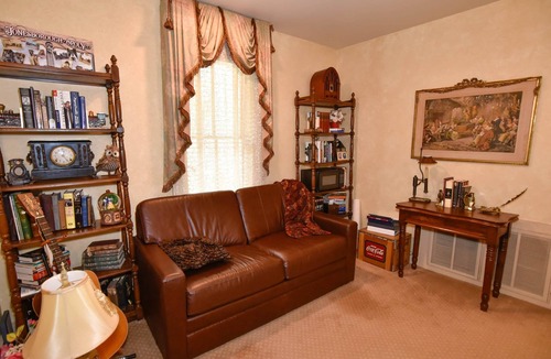 Jonesborough House | Peddler's Pad at The Historic Eureka Inn and Event Center