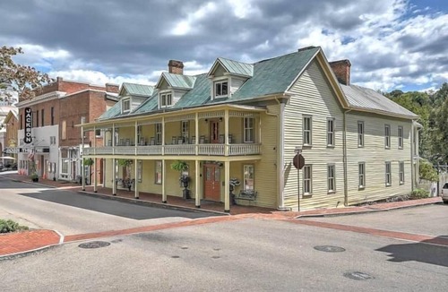 Jonesborough House | Peddler's Pad at The Historic Eureka Inn and Event Center