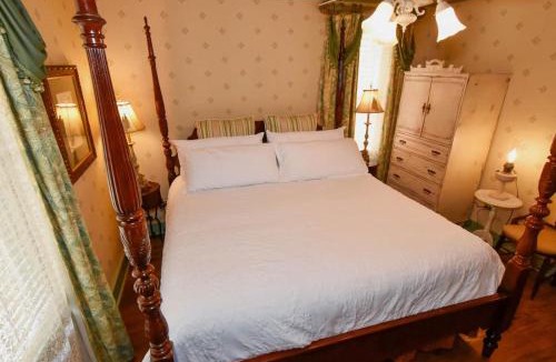Jonesborough House | Peddler's Pad at The Historic Eureka Inn and Event Center