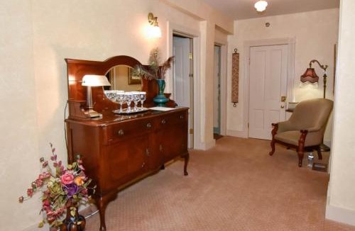 Jonesborough House | Peddler's Pad at The Historic Eureka Inn and Event Center
