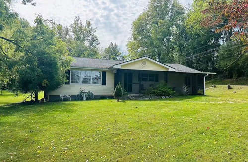 Spurgeon House | Perfect 3-bedroom House with AC in serene Gray