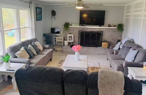 Spurgeon House | Perfect 3-bedroom House with AC in serene Gray