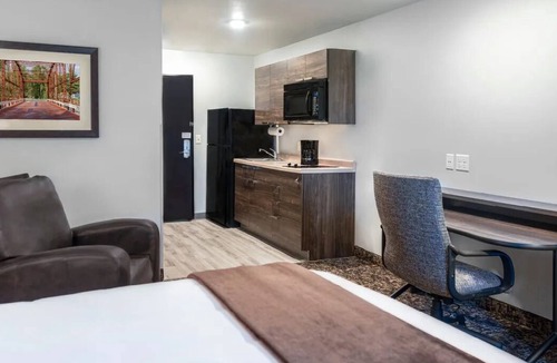 Wenatchee Hotel | Pet-Friendly 3 - Suite w/Full Kitchen & Mountain Views – Great for Long Trips!