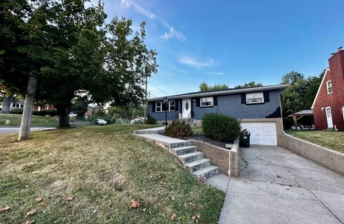 Villa Hills House | Pet friendly 4-bedroom house with fenced in yard, 2 living rooms and game room