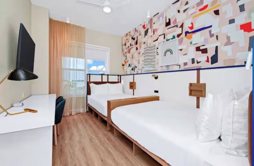 Bay Lake Hotel | Pet-friendly Accommodation in Orlando! Onsite Parking, Pool and Free Breakfast!