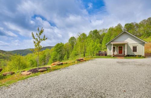 Todd House | Pet-Friendly Boone Cabin w/Mtn Views & Hot Tub!