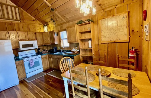Zoe Cabin | Pet friendly cabin in Red River Gorge/Cliffview Resort with hot tub and wi-fi