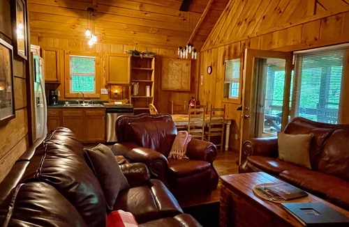 Zoe Cabin | Pet friendly cabin in Red River Gorge/Cliffview Resort with hot tub and wi-fi