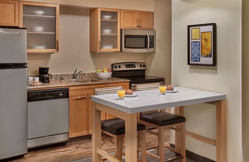 Blue Ash Hotel | Pet-Friendly Family Retreat | Enjoy Seasonal Pool & Near Cincinnati Attractions