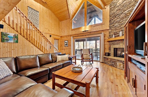 Lake Lure Cabin | Pet Friendly, Fire Pit, Lake Access, Kayaks, Nice Getaway - The Bears Den