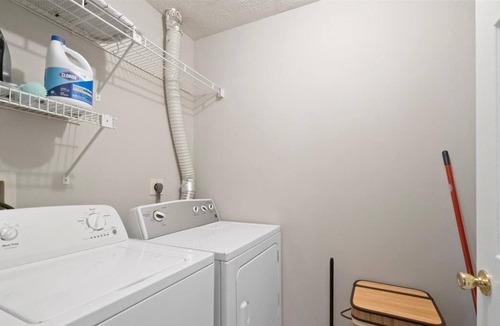 Frederick Condo | Pet Friendly Getaway w/Disney+ Mins To DT Sleeps 5