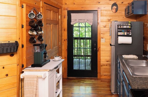 Stanton Cabin | Pet Friendly RRG Cabin Near Nada Tunnel with Hot Tub, Fire Pit & Cool A/C