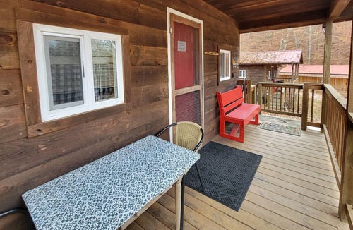 Stanton Cabin | Pet-Friendly & Waterfront - Sleepy Bear - Cozy Camper's Cabin in Red River Gorge, Kentucky!