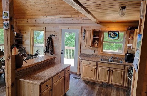 Hays Cabin | PETS WELCOME Whitetail Chalet: Your Mountain Adventure Base Near Stone Mountain!