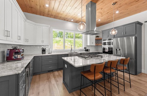 Crumpler House | Phoenix Lodge - Killer Mountain Views, Hot Tub, Firepit + Sleeps 10