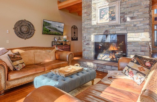 Jefferson House | Phoenix Mountain Lodge on Twickenham estate