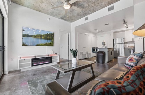 Evans Churchill Apartment | Phoenix Muralist`s Loft