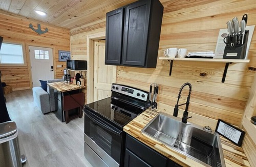 Lampe Cabin | Pine Ridge Tiny Cabin with Private Hot tub!