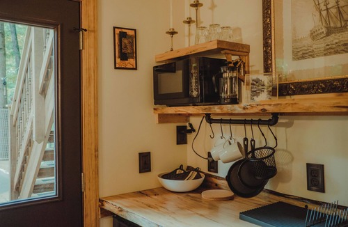 Rogers Hotel | Pirate Ship Cliff House | 4 Bed, 2 Bath