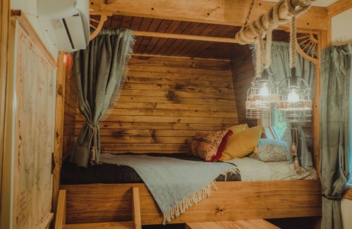 Rogers Hotel | Pirate Ship Cliff House | 4 Bed, 2 Bath