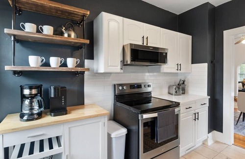 Roselawn Finance Apartment | Pleasant Ridge 1 BR ~ Covered Parking ~ Balcony