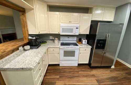Knoxville House | Plymouth · Quiet City Home, 7-8 min to Downtown Knox