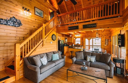 Primrose Cabin | Pond Paradise | Hot Tub | Sleeps 7 | Pet Friendly
