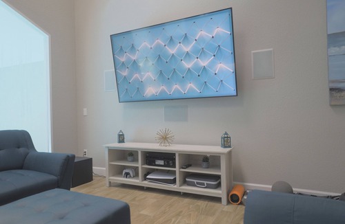 Dickinson House | Pool House Loft | Hot Tub | Pool Table | 80" TV