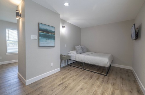 Dickinson House | Pool House Loft | Hot Tub | Pool Table | 80" TV