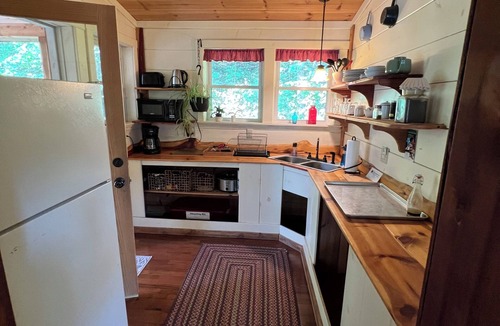 Irvine Cabin | Porch & Pines B&B Cottage – Breakfast Included – Award-Winning 300-Acre Farm