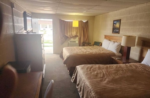 Quinter Hotel | Practical Room for the Family Near Gove County Airport – Just 1.4 Miles Away