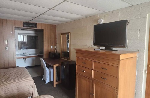 Quinter Hotel | Practical Room for the Family Near Gove County Airport – Just 1.4 Miles Away